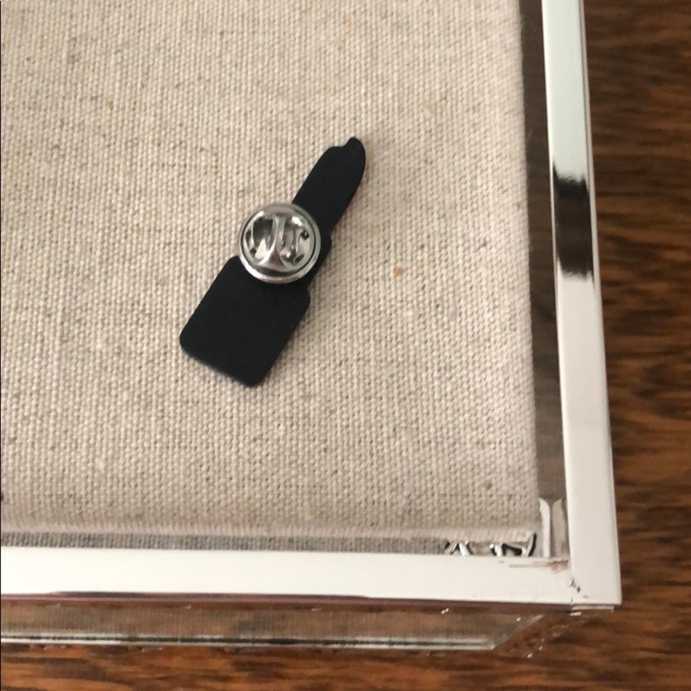 Lipstick pin - Picture 2 of 2
